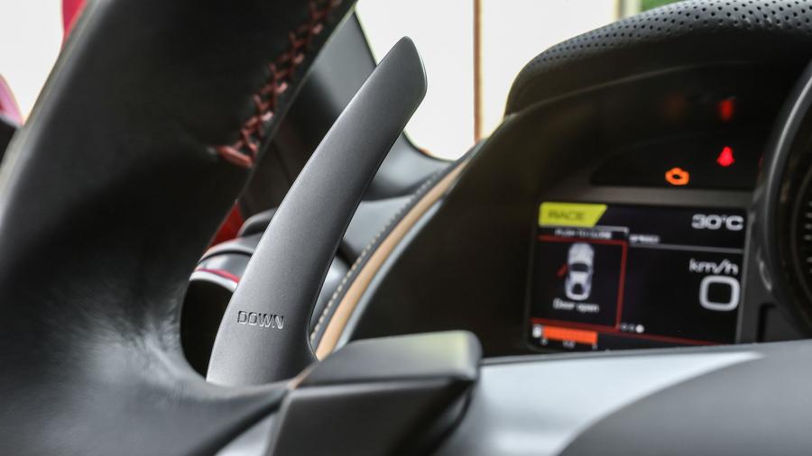 Детали интерьера Ferrari 812 Superfast 2017 года  (фото 56 из 91)